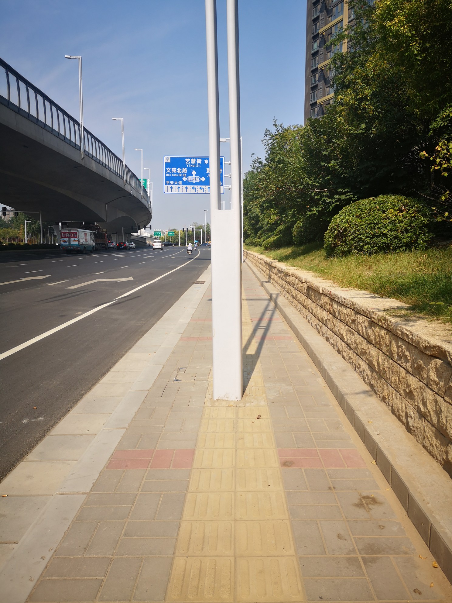 盲道|郑州北三环一400米路段 10多根灯杆“抢占”盲道