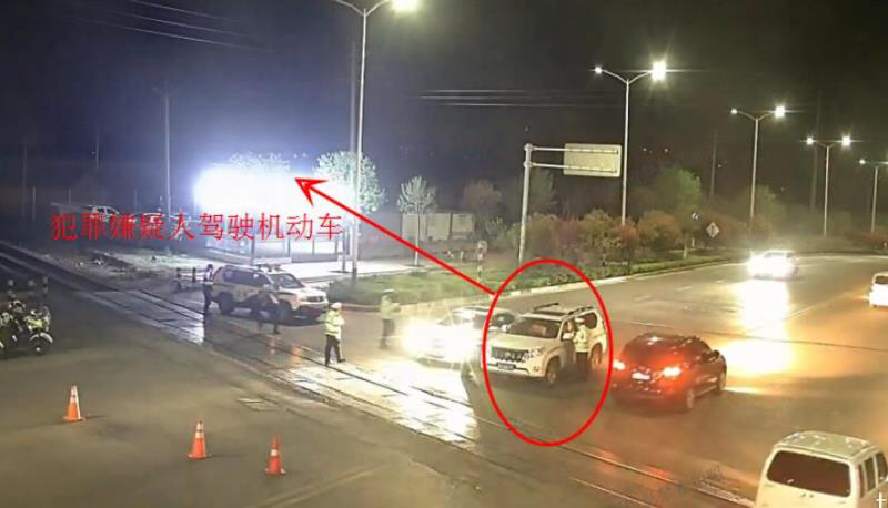 「交通」这辆越野车咋无人驾驶？民警上前查看，副驾驶座竟然挤了俩人，好尴尬！