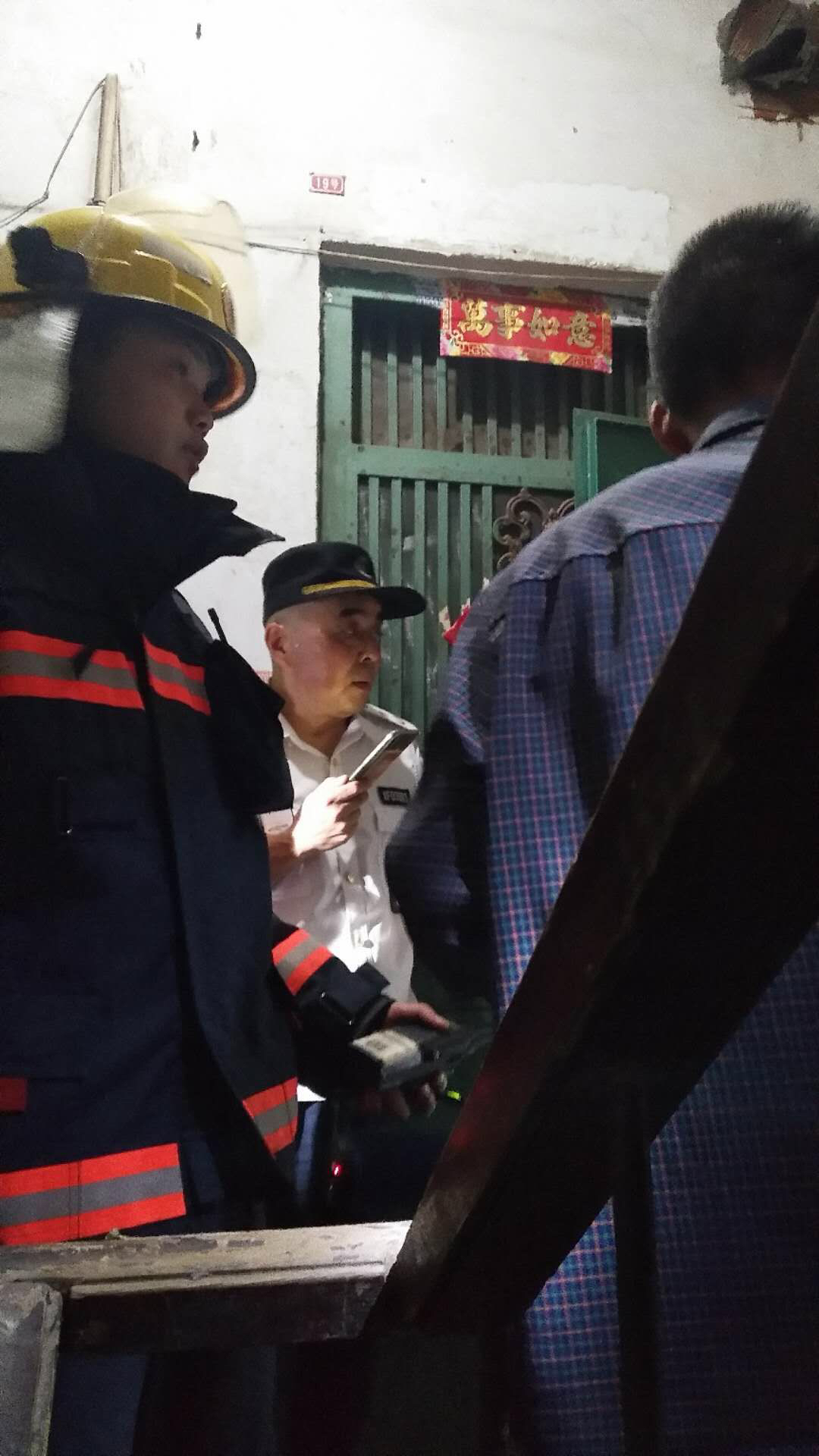 |小区居民闻到怪味胆战心惊，众人挨户排查找到“炸弹”