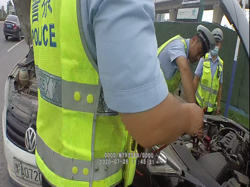 中牟|暖心！中牟交警化身“修车工”，美女笑了