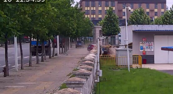 淡定哥|“淡定哥”酒后驾车撞“穿”路边围墙后，坐路边继续豪饮……