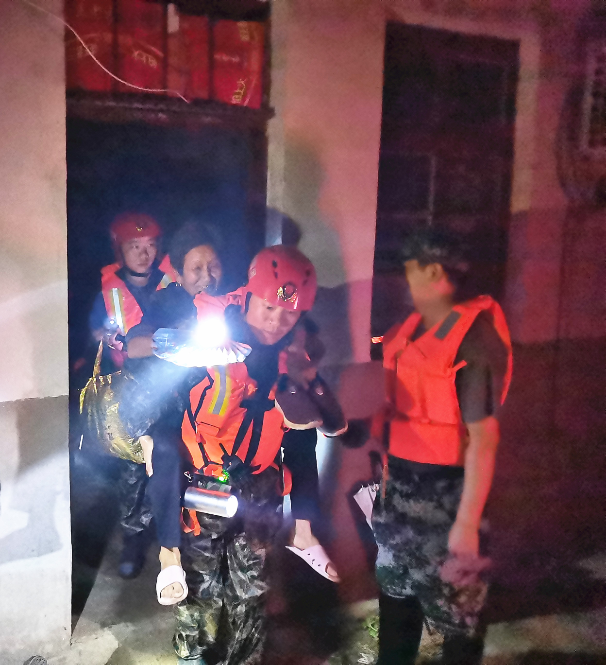 抗洪抢险|固始灾区221人，焦作消防抗洪抢险突击队连夜疏散！