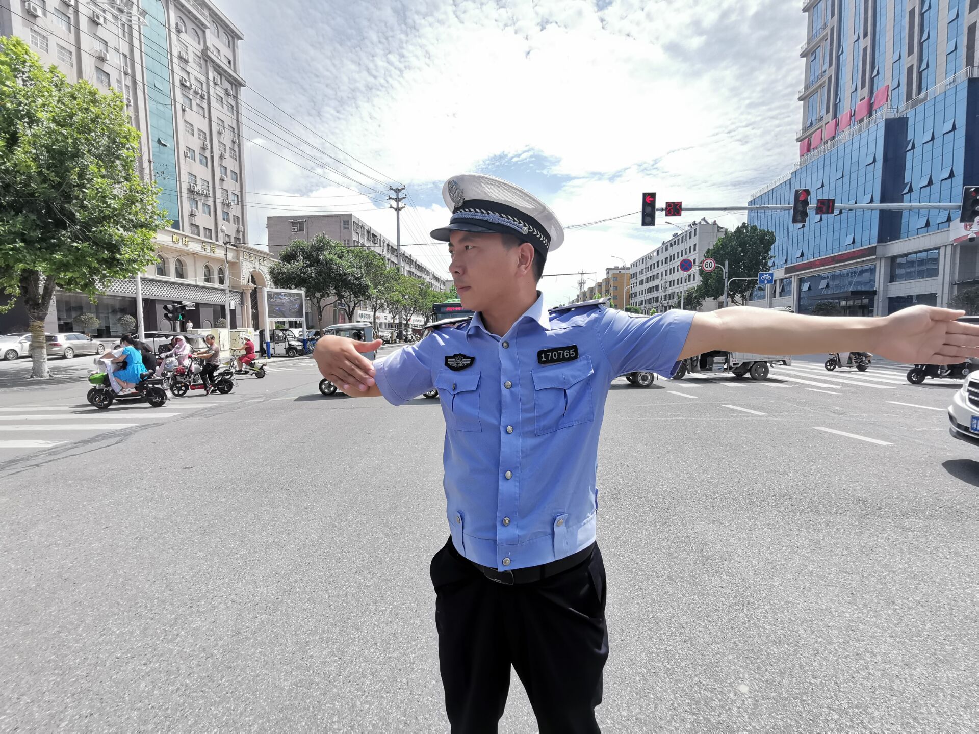 交通|高温下的交警：路口站立10分钟 汗流浃背像蒸笼