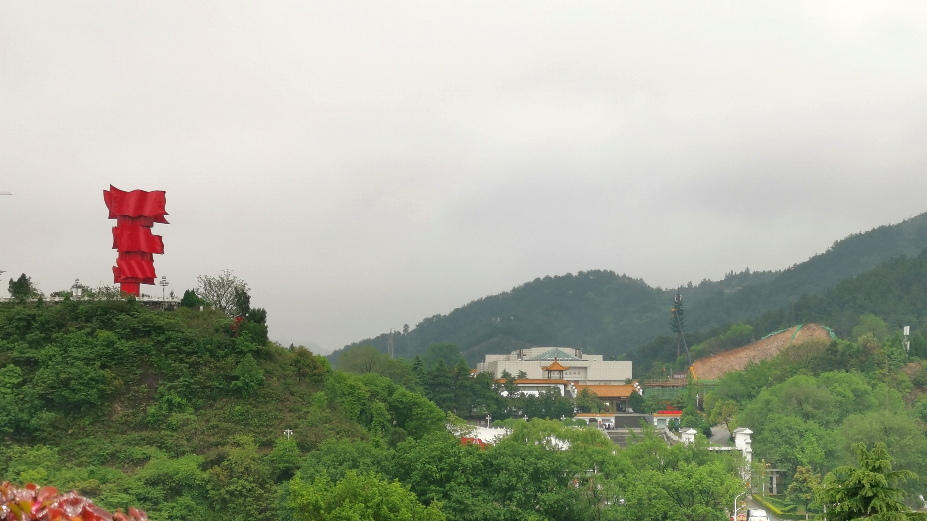 红色足迹丨河南新县英雄山上红旗飘红色精神代代传