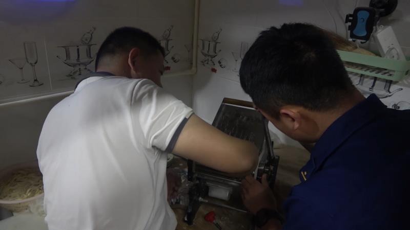 |面馆员工手被压面机“咬”住 为救援切开压面机火星四溅