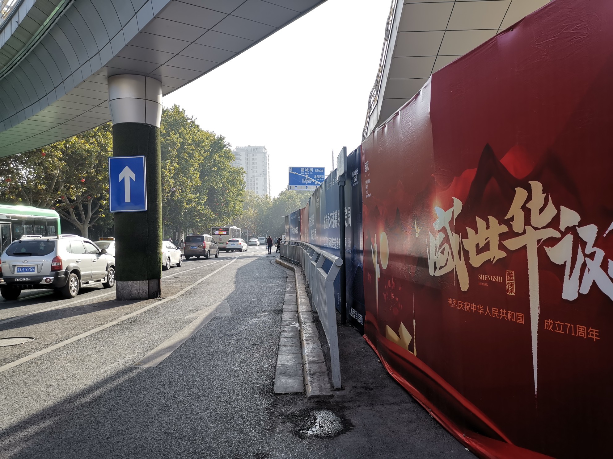 |郑州市民：“这个商场施工太霸道！”围挡过期不拆，漫天扬尘……