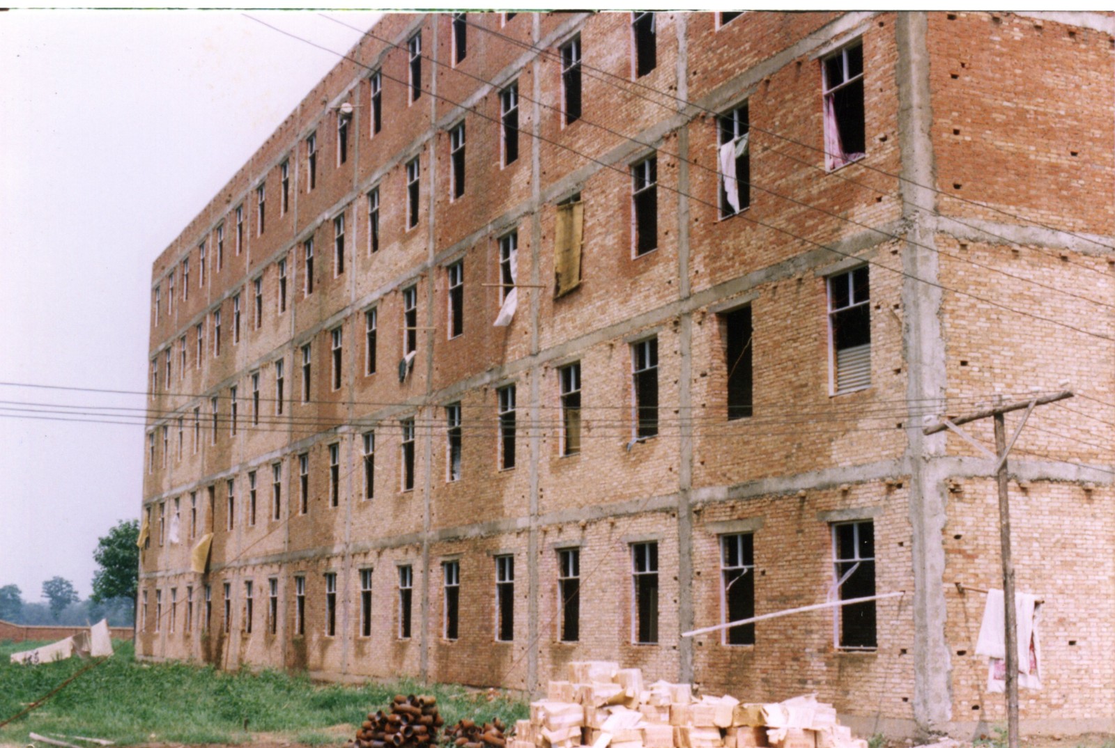  首栋学生宿舍楼建设
