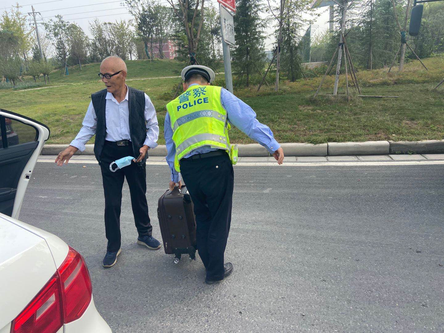 |国庆假期第一天，求助不断忙坏中牟交警