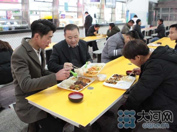 平顶山学院校领导与学生共进晚餐（王卓菲摄影）(1)