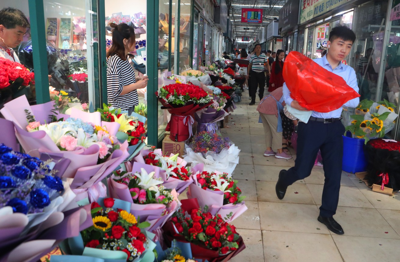 花|七夕到鲜花俏：玫瑰身价见涨 花店通宵忙碌