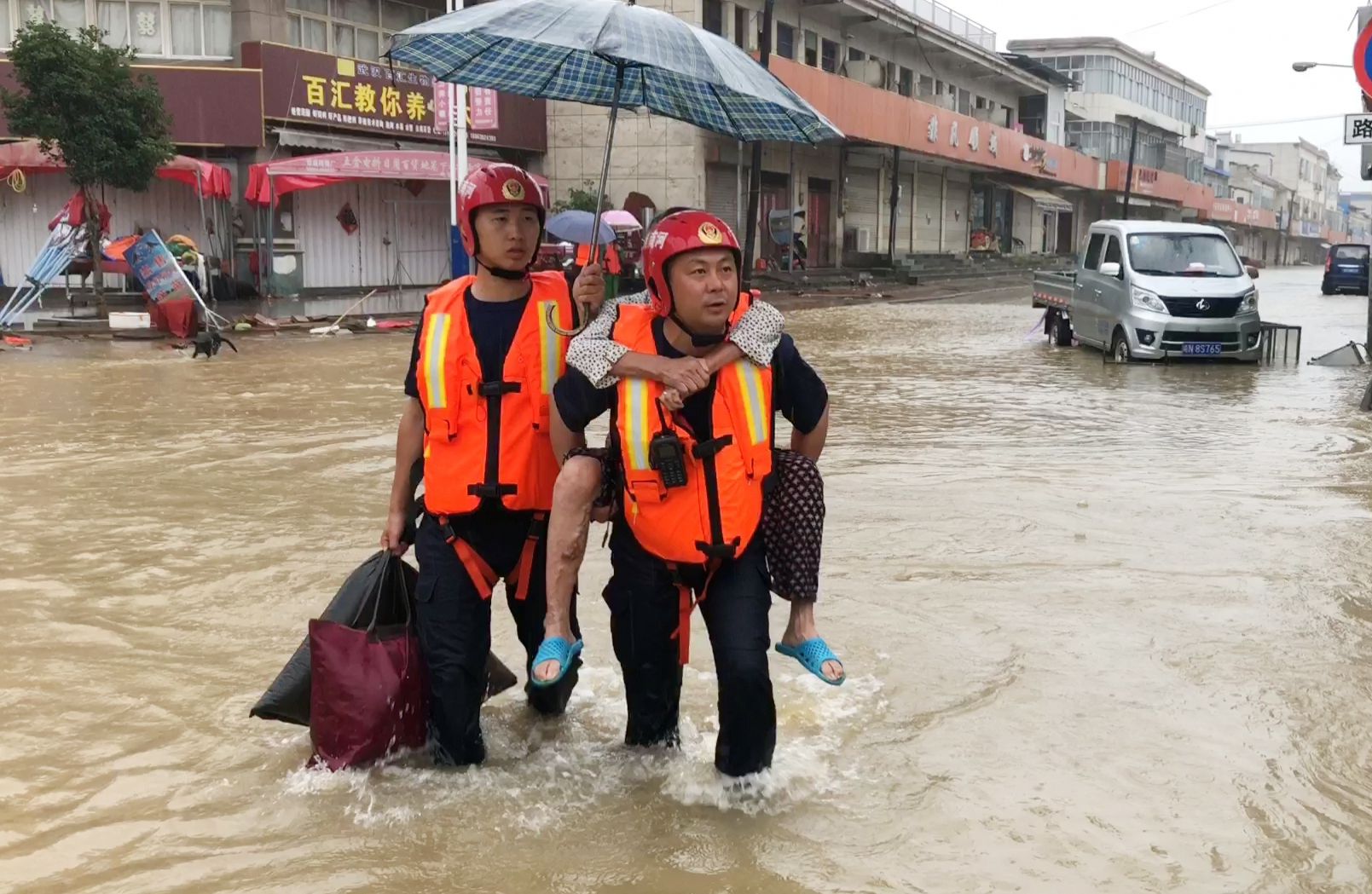 社会万象|八旬老人躲柜子上饿两天，救出后说：“感谢共产党救了俺一命！”
