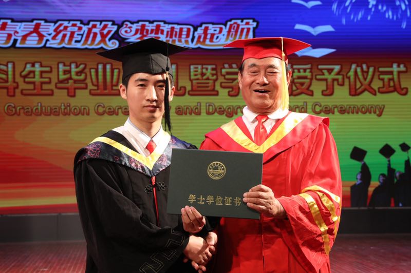 郑州科技学院2018届本科毕业典礼暨学位授予仪式举行