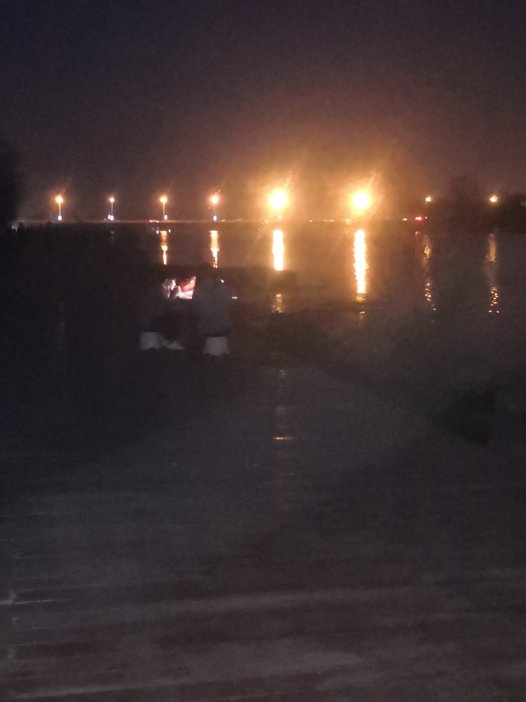 #贾鲁河#“堂食”摆到了河边!郑州三女子贾鲁河水边摆桌就餐