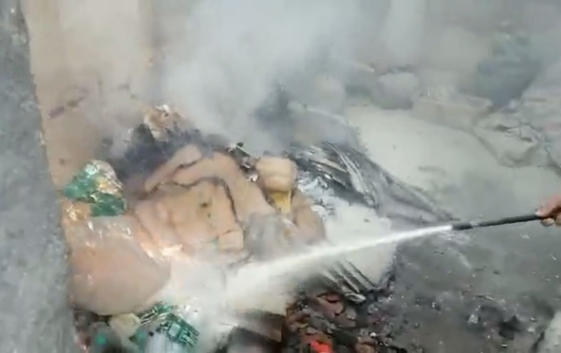 |好险！因居民私拉乱扯电线引燃楼下杂物