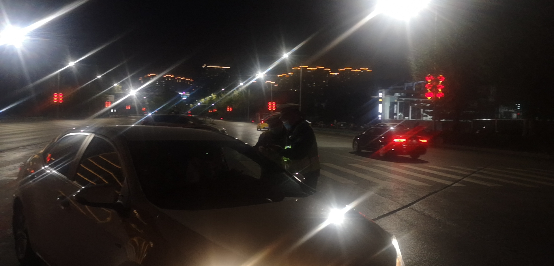 『酒驾』104mg/100ml！郑州一小轿车超员司机还酒驾，这样的车你敢坐吗？