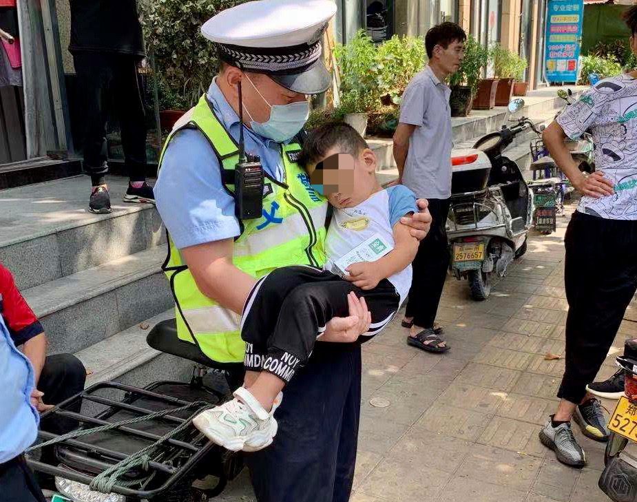 幼儿园|安全感爆棚！ 小萌娃在交警蜀黍怀抱里睡着啦