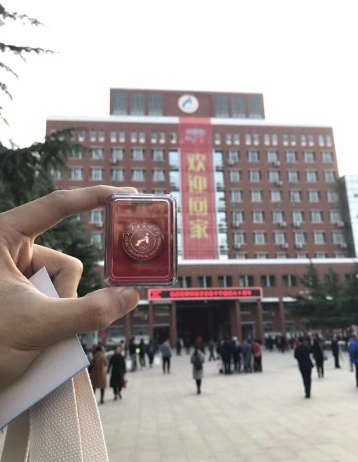 河南省实验中学网站_校友纪念徽章合影_河南省实验中学60周年校庆