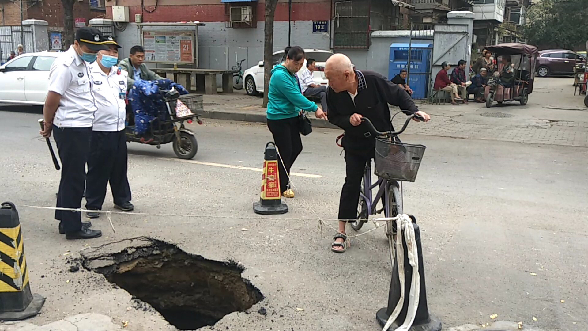 |路面惊现塌洞，许多行人险些被“咬”