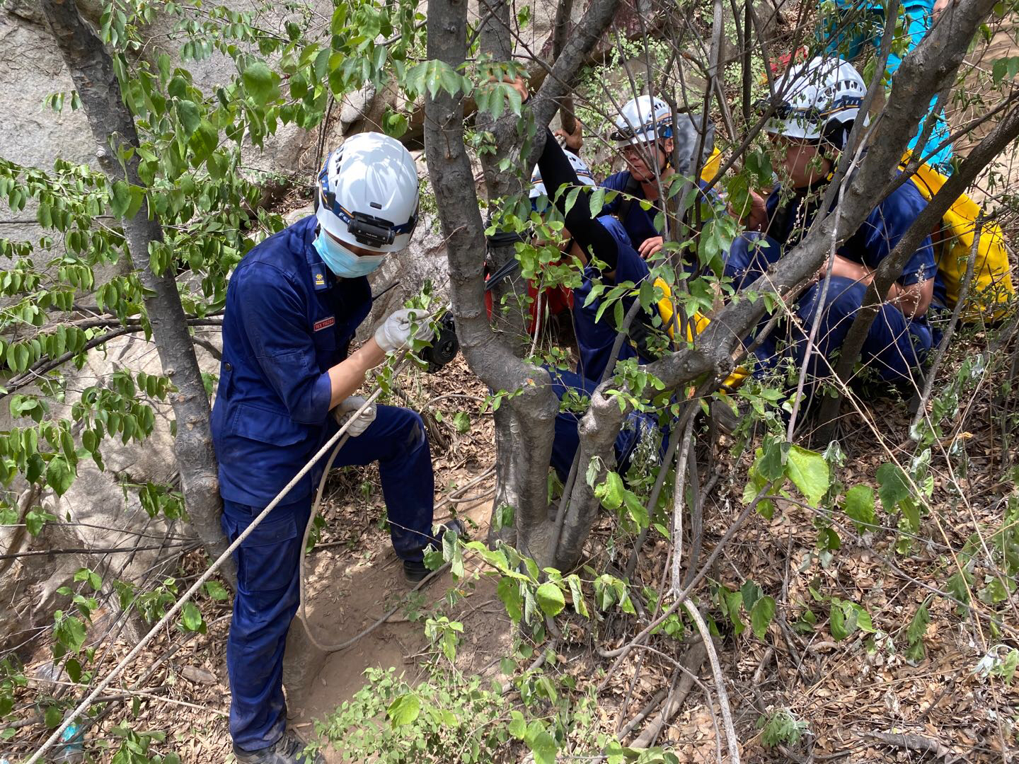 嵩山女子登嵩山坠崖后被树拦下，救援人员紧急营救，6小时后伤者被抬下山