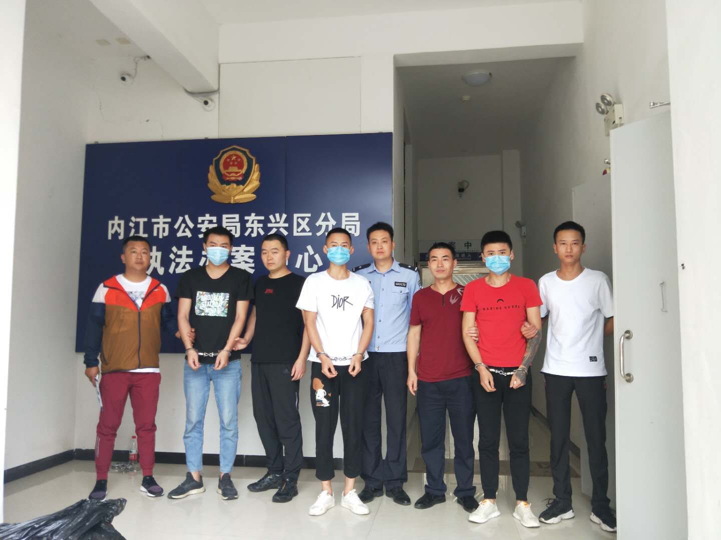 电信诈骗周口警方破获亿元电信诈骗案 从嫌疑人家中搜出561万赃款