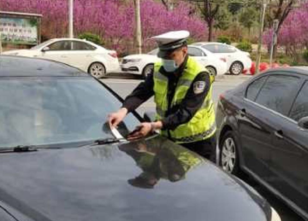 『中牟』中牟交警出动拖车，疏通商都大道“肠梗阻”