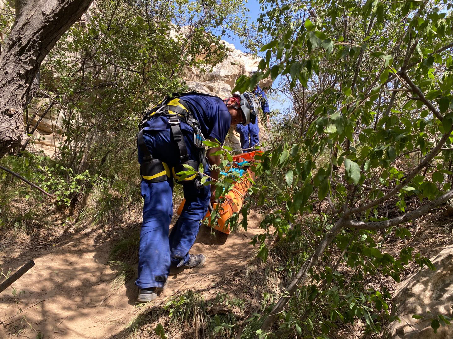 嵩山女子登嵩山坠崖后被树拦下，救援人员紧急营救，6小时后伤者被抬下山
