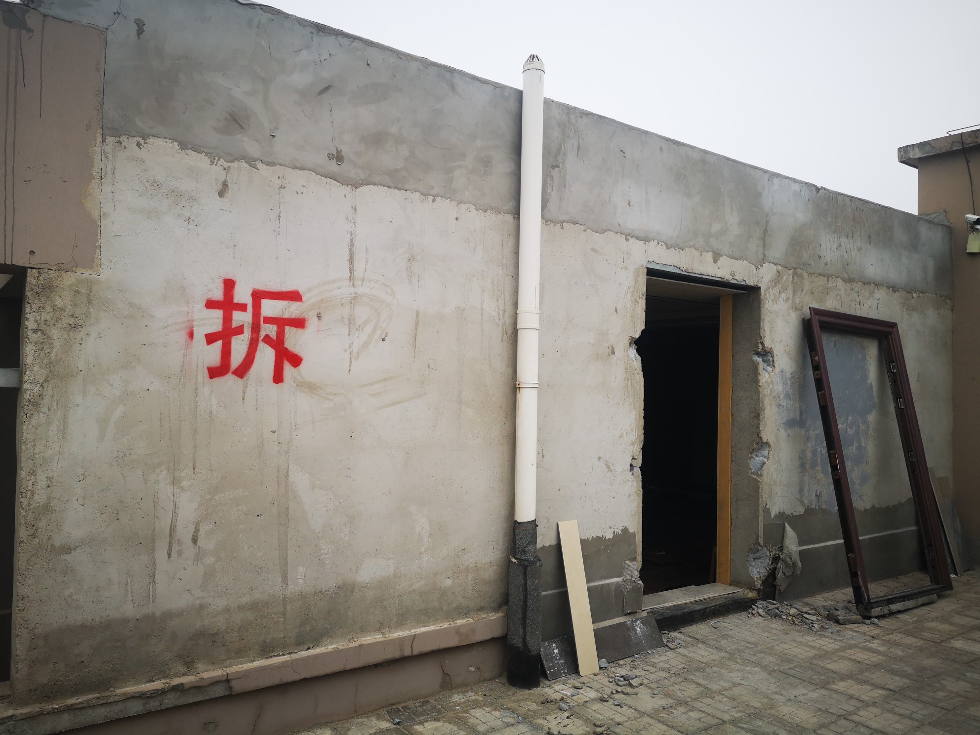 |《亚太明珠小区顶层“长出”一层房》追踪： 承诺期限已到 加盖房为何仍未拆干净?