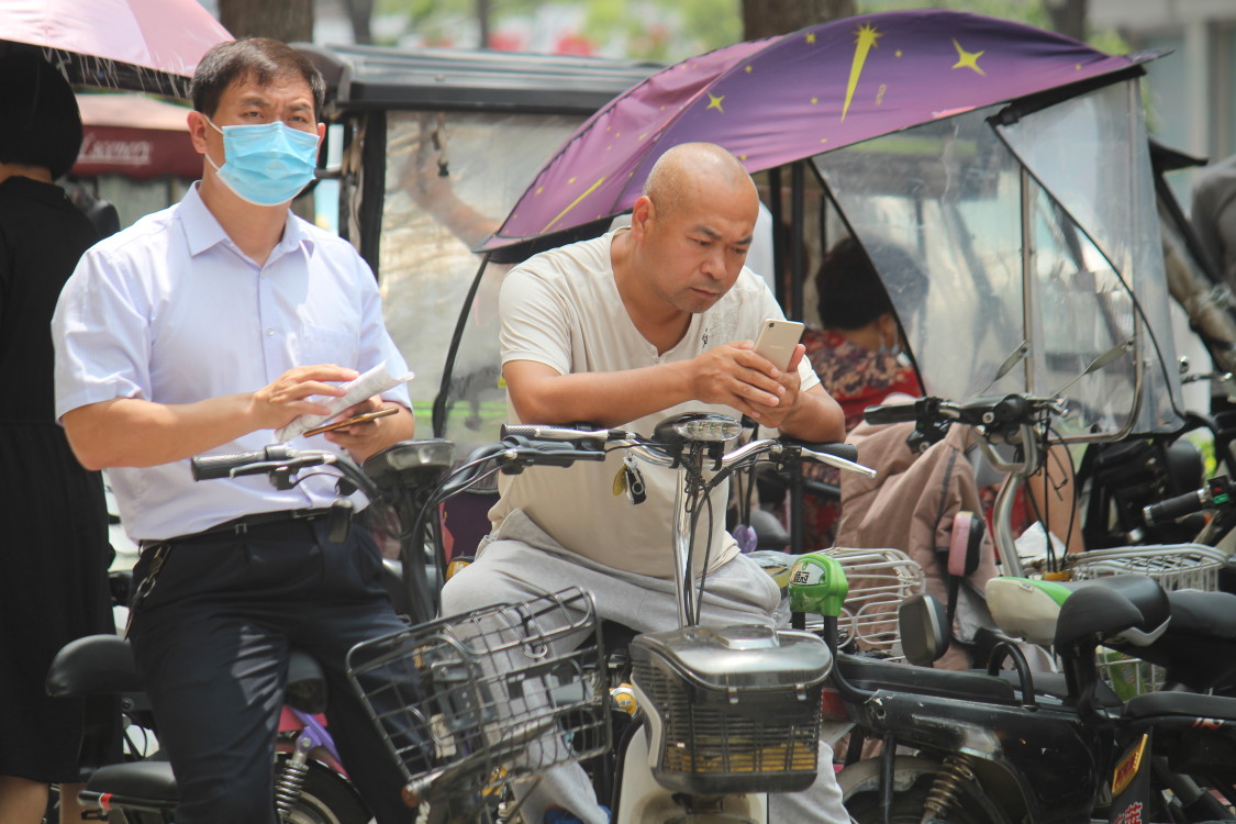 中考|大河中考｜周口考场外的“表情”：家长拿着手机胡乱翻，比孩子焦急