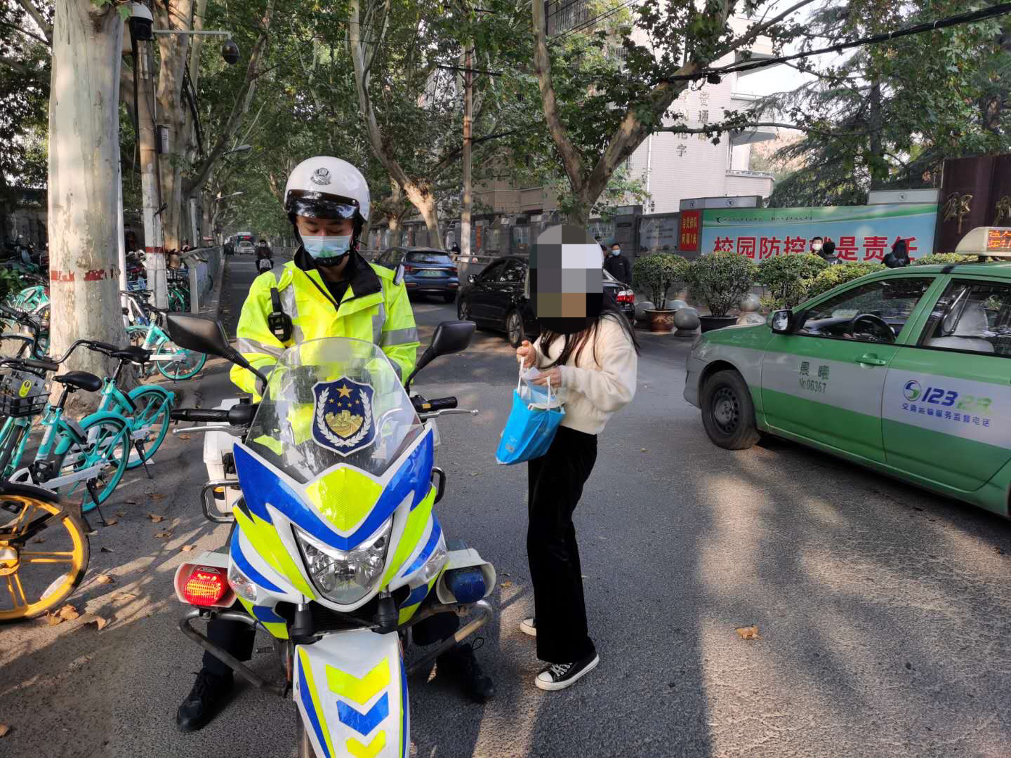 |教师资格证考试粗心考生跑错考场，幸亏遇到他们