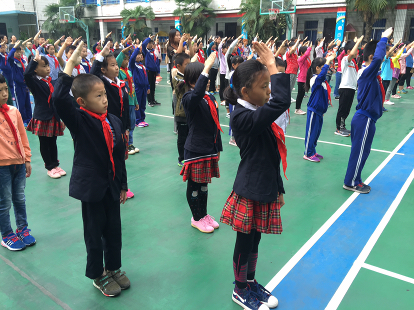 二七区德化街小学举行升旗仪式向祖国献礼