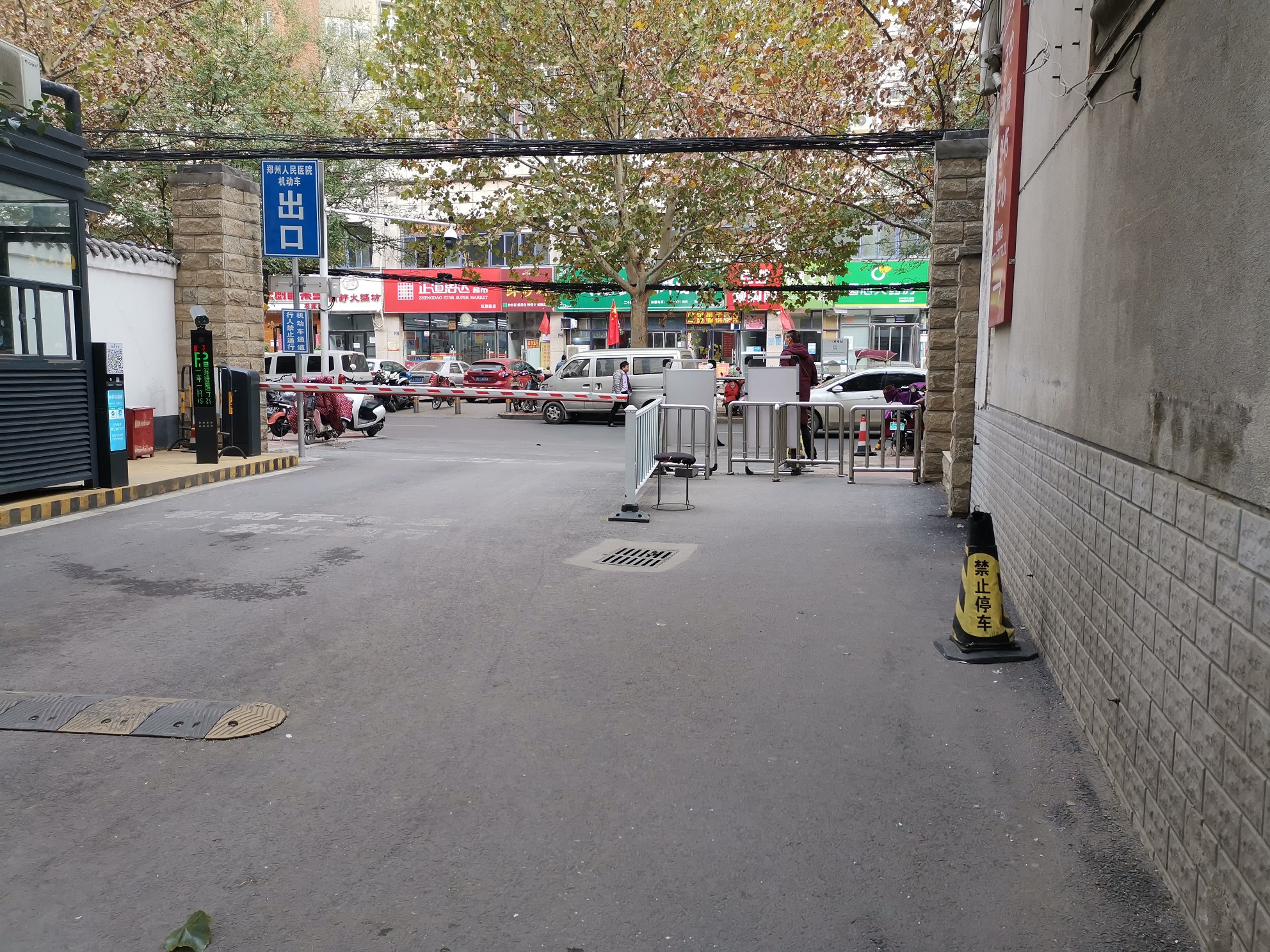 郑州人民医院防疫“面子活儿”？ 前门把得严，后门“没人管”?