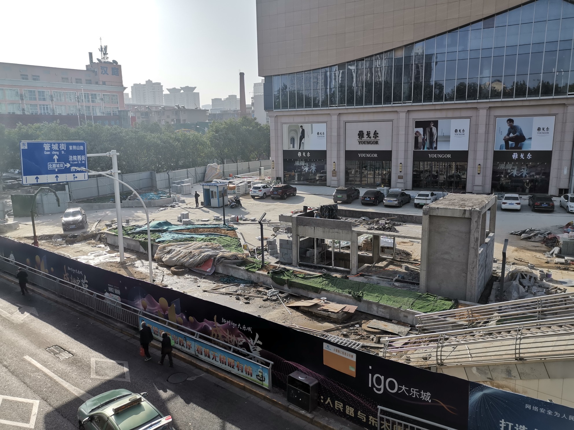 |郑州市民：“这个商场施工太霸道！”围挡过期不拆，漫天扬尘……