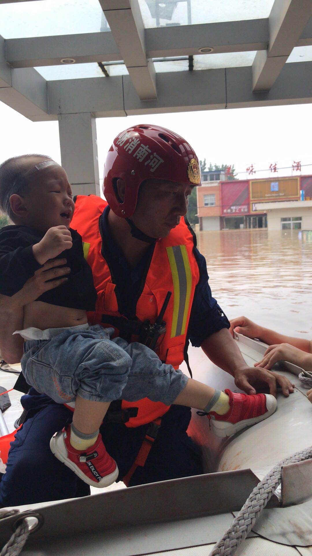 橡皮艇|“铁嗓门”喊哑，滚滚急流中救出二百余人!—— 记河南省开封市消防救援支队抗洪突击队总指挥刘成利