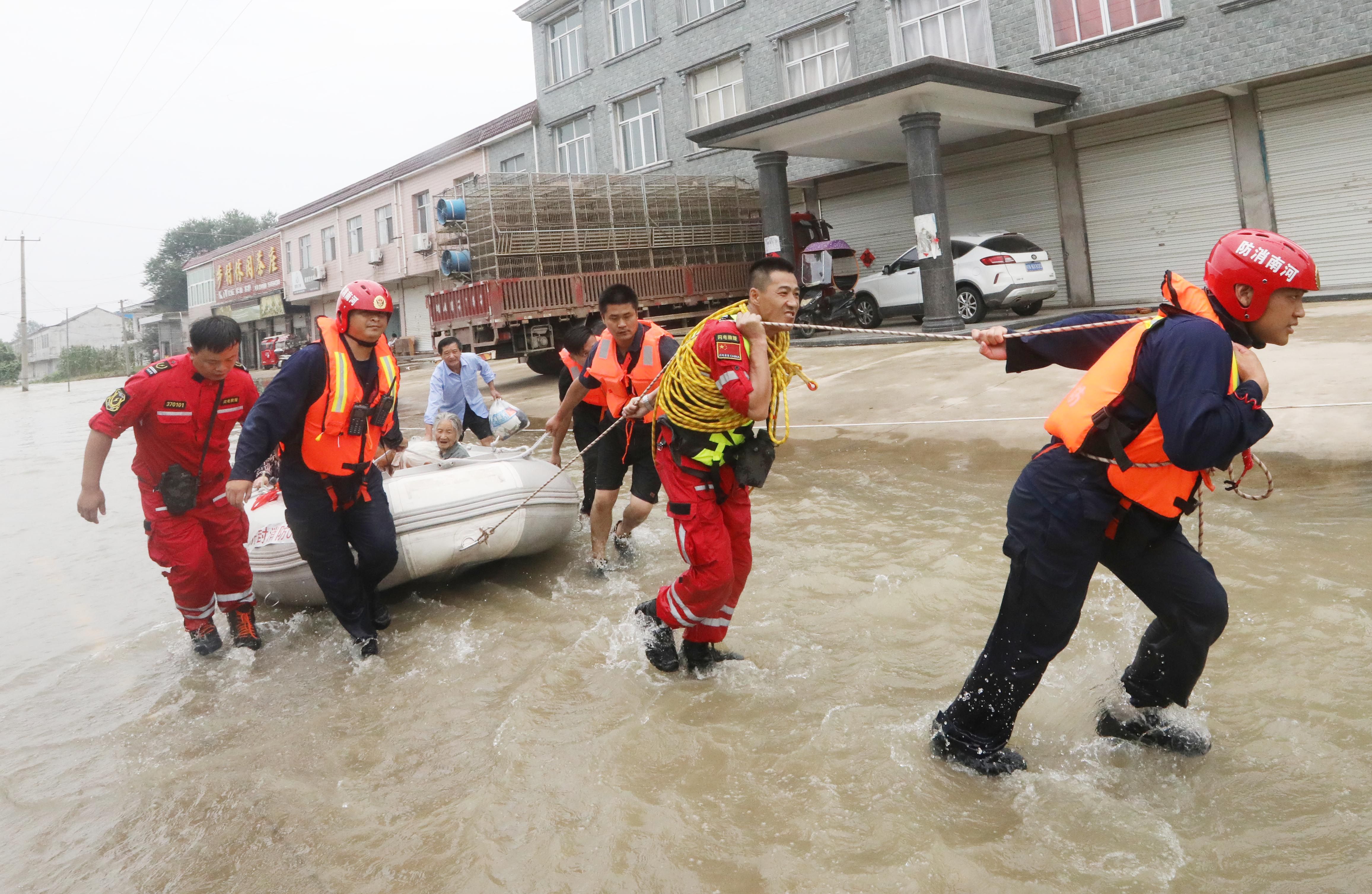 安全绳|河南消防员为救5位老人冲进洪流，队友抛来安全绳捡回一命