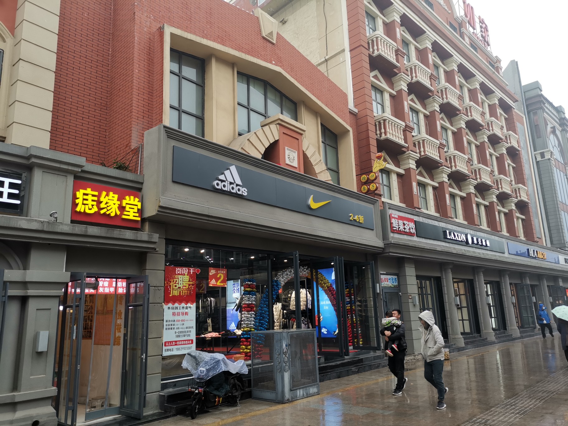 假货当成正品卖、和执法人员躲猫猫，这家adidas nike折扣店什么打了“折扣”?