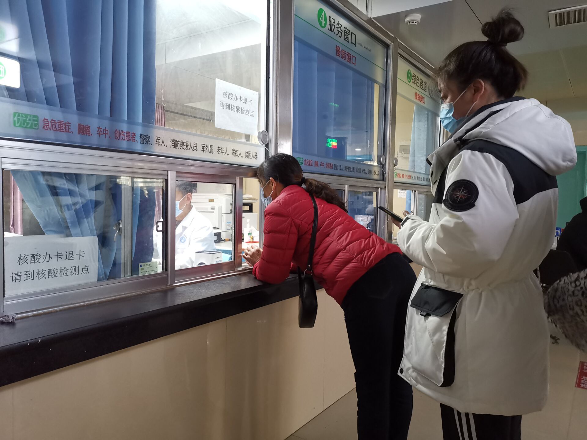 患者家属趴着办事 周口市第一人民医院出现“丁义珍式窗口”