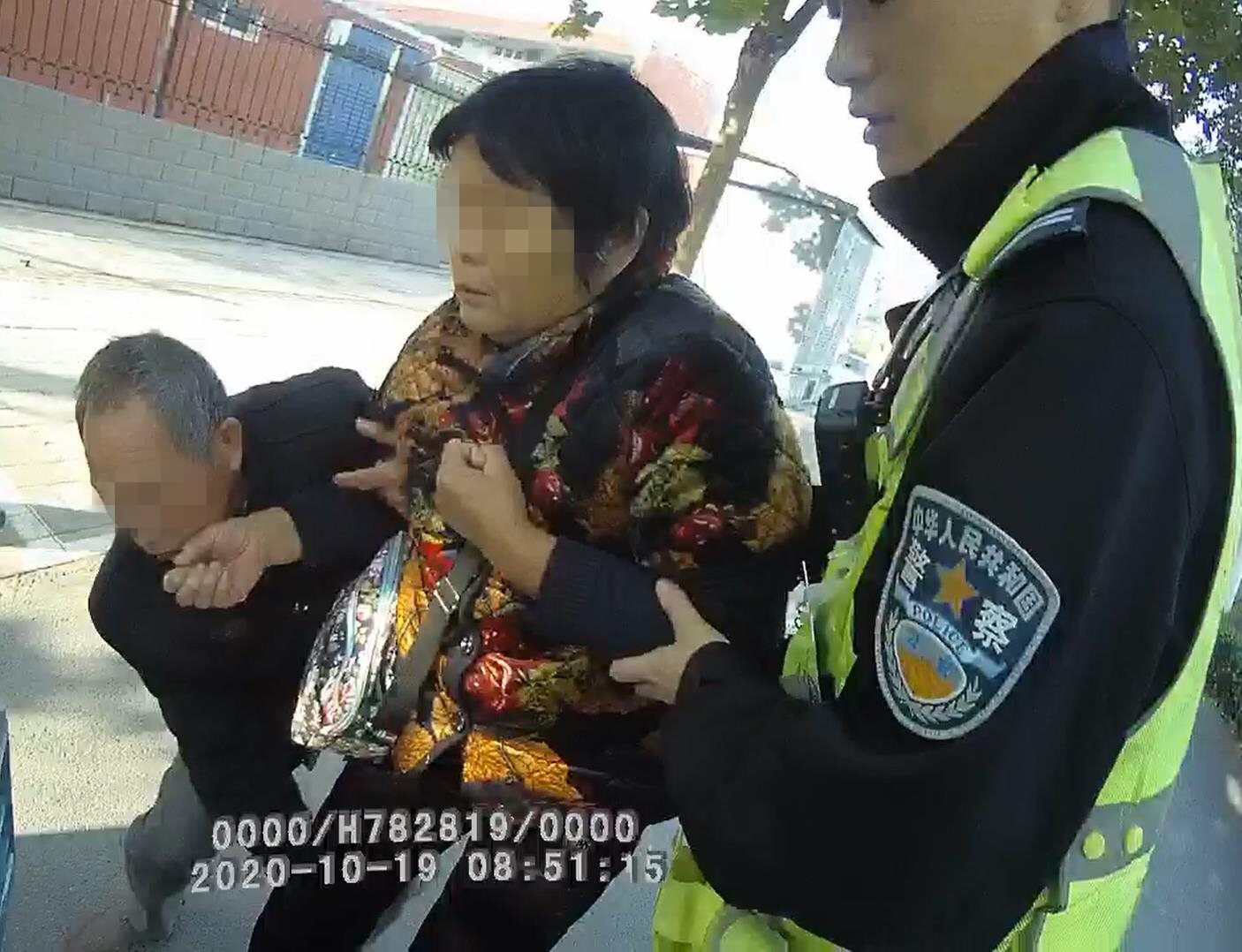 |好险！本想带老伴儿出来散心，不料途中突发心脏病