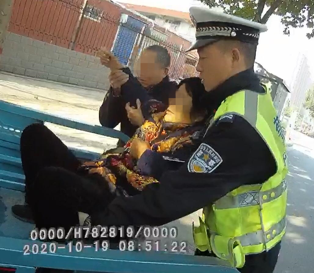 |好险！本想带老伴儿出来散心，不料途中突发心脏病