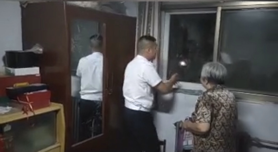 社会万象|老人丢了家门钥匙急得团团转，热心人爬上二楼帮老人开门