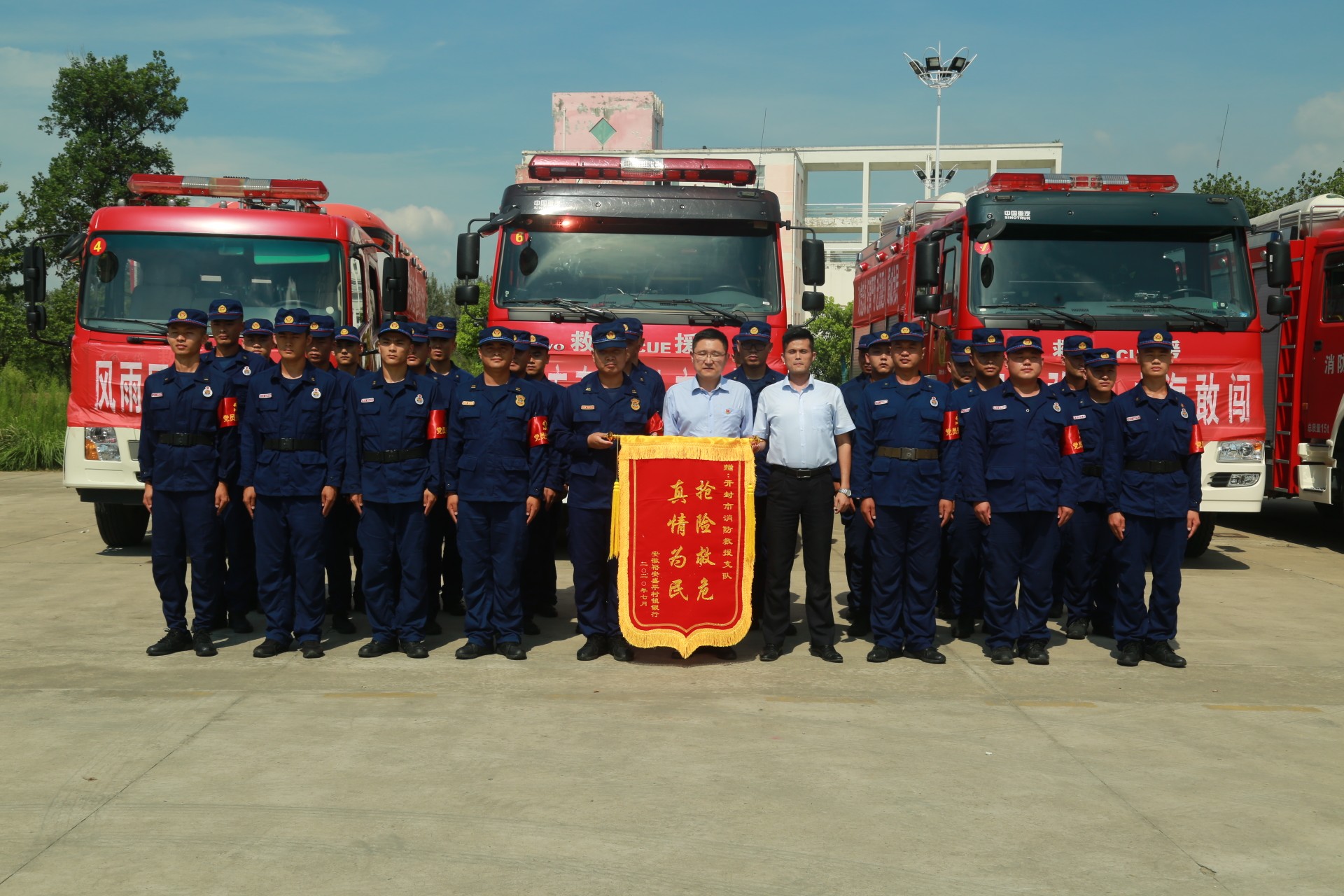 朱海涛|还记得那300万吗？河南消防员洪水中抢运出近300万现金成了灾民“救命款”