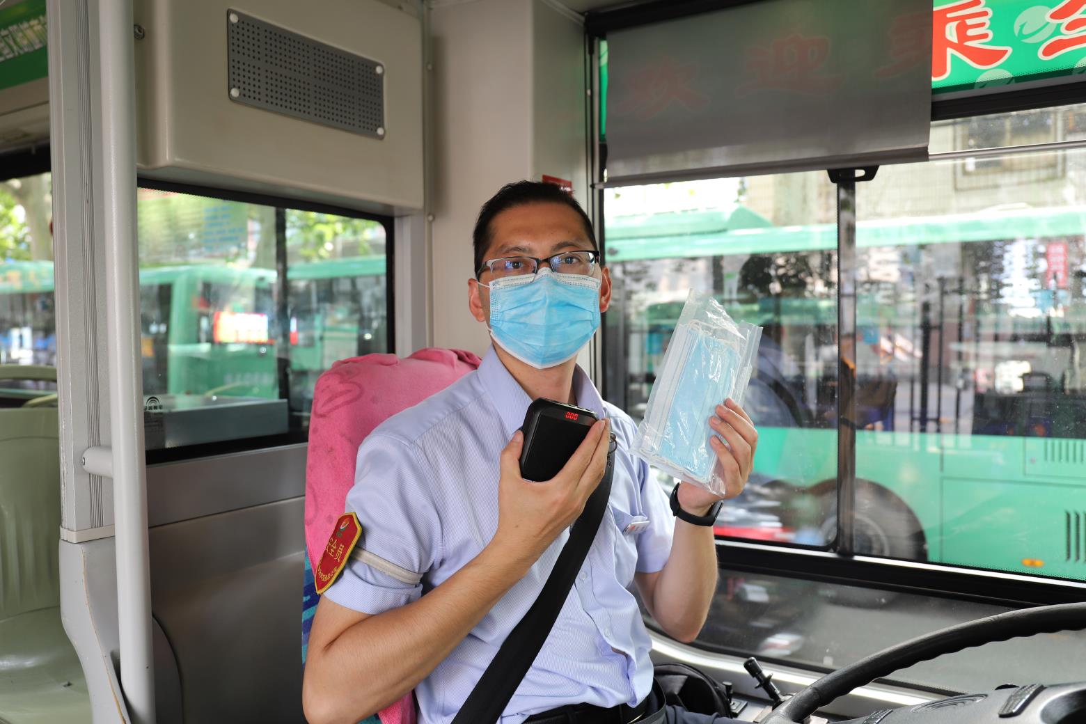 疫情|疫情期间有乘客上车不戴口罩? 郑州一公交车长买来小音箱录制提醒音频