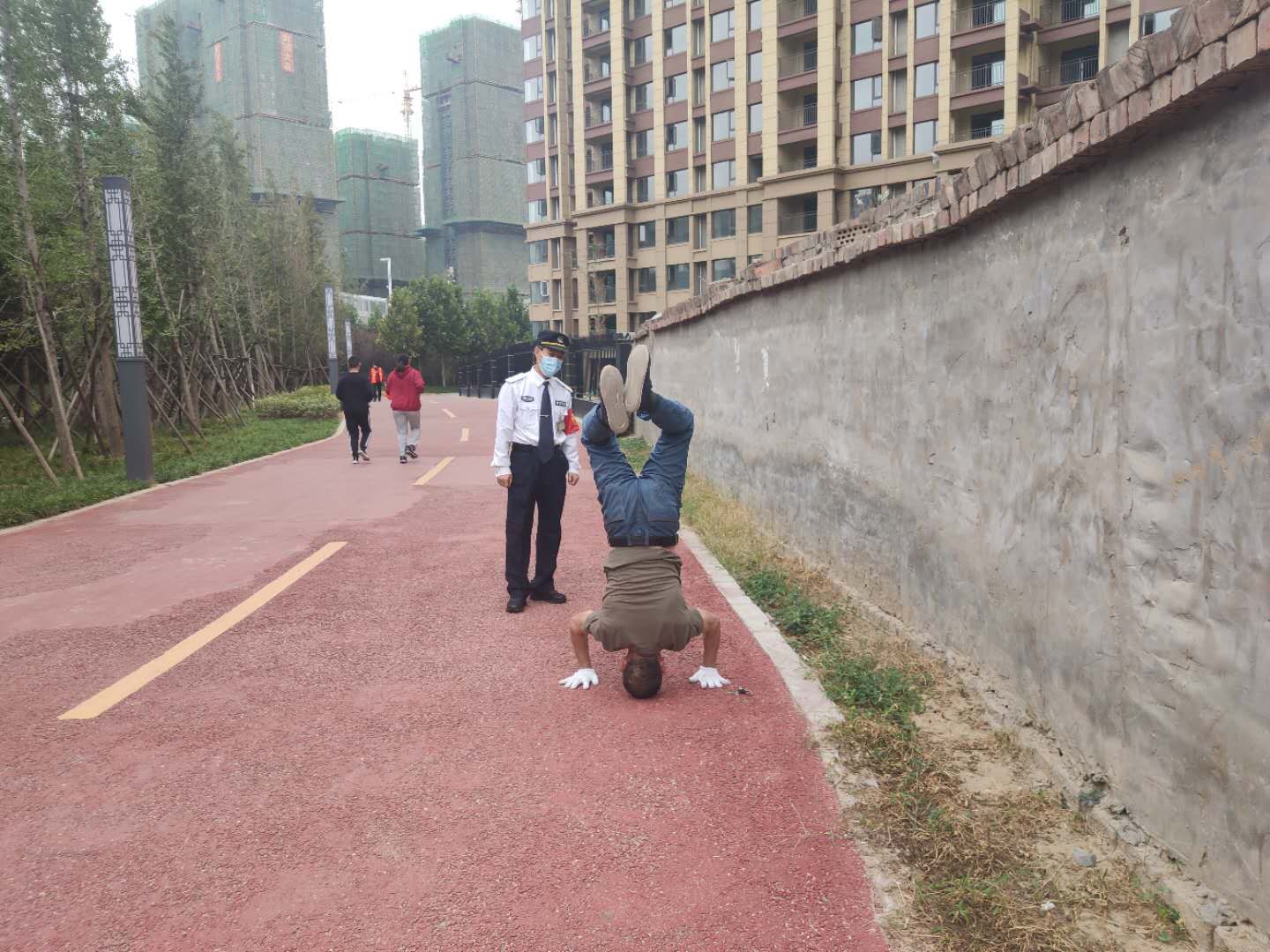 |倒立行走、单手俯卧撑 年近六旬男子健身不简单