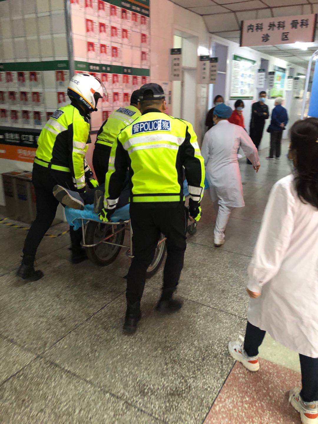 |老人突然倒地抽搐不止，漯河交警推着急救床跑来了