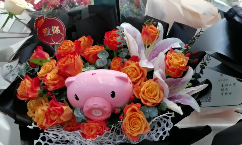 花|七夕到鲜花俏：玫瑰身价见涨 花店通宵忙碌