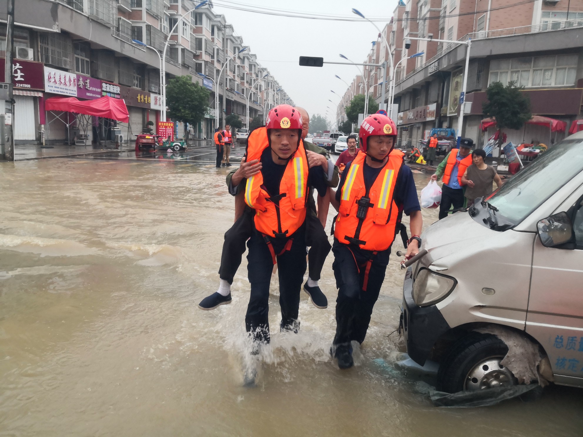 消防员|驰援安徽：夫妻俩护家反锁门打死结，河南消防员巧嘴齐救下