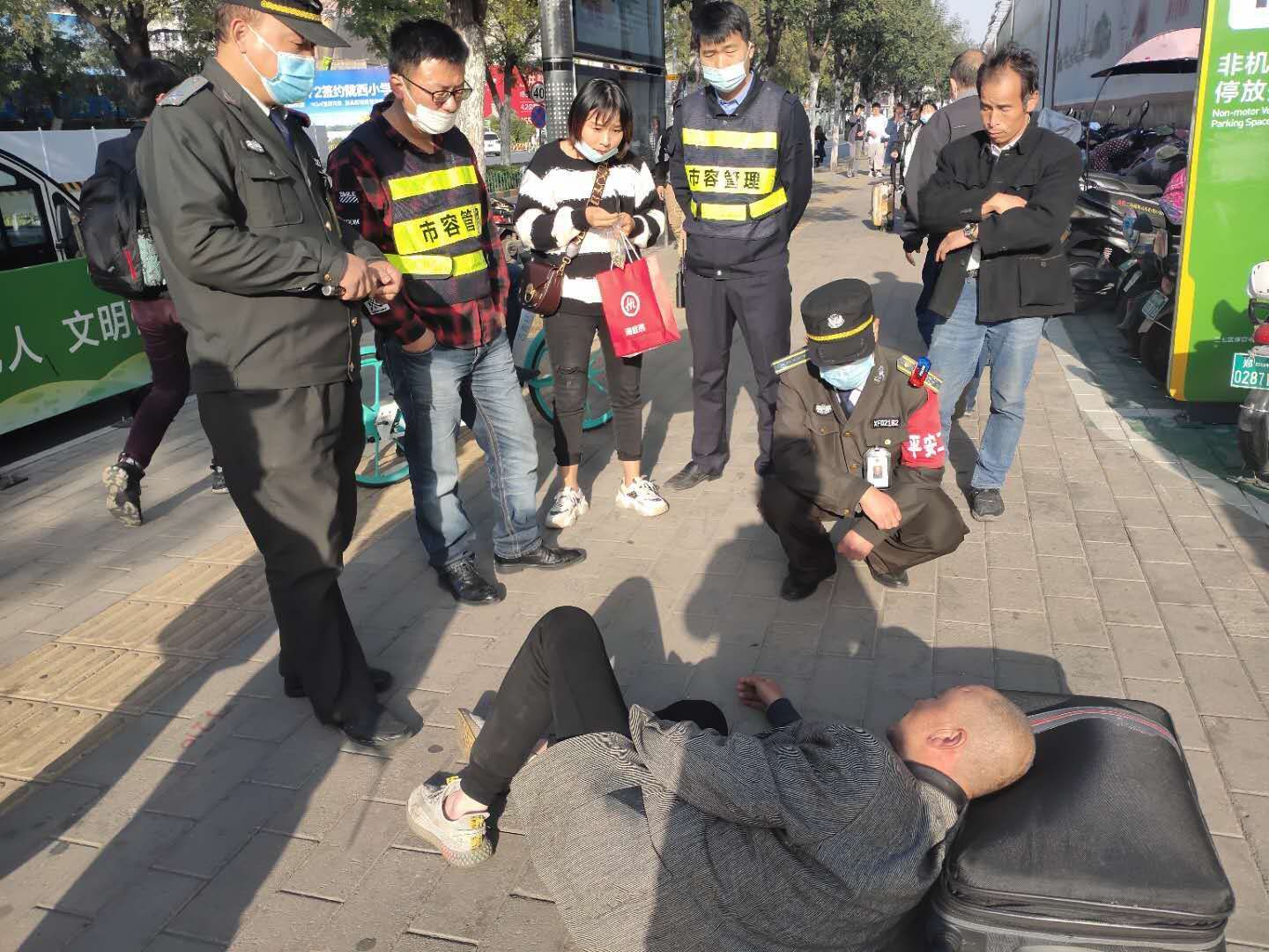 |南阳男子来郑找工作因低血糖晕倒街头 众人帮忙使其转危为安