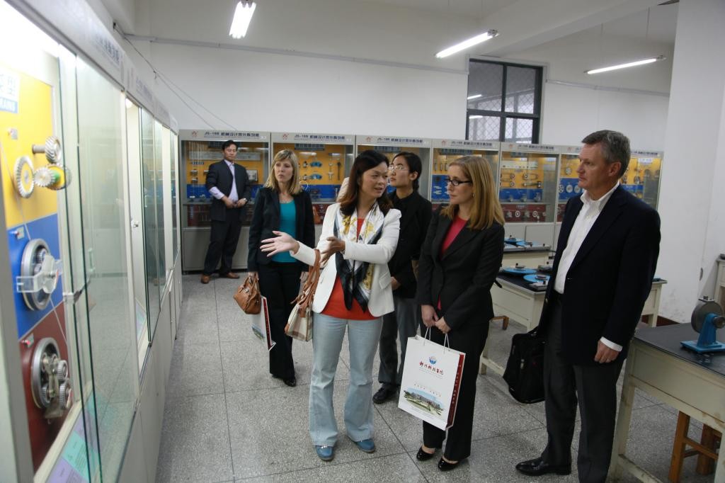 加拿大外交学者来访