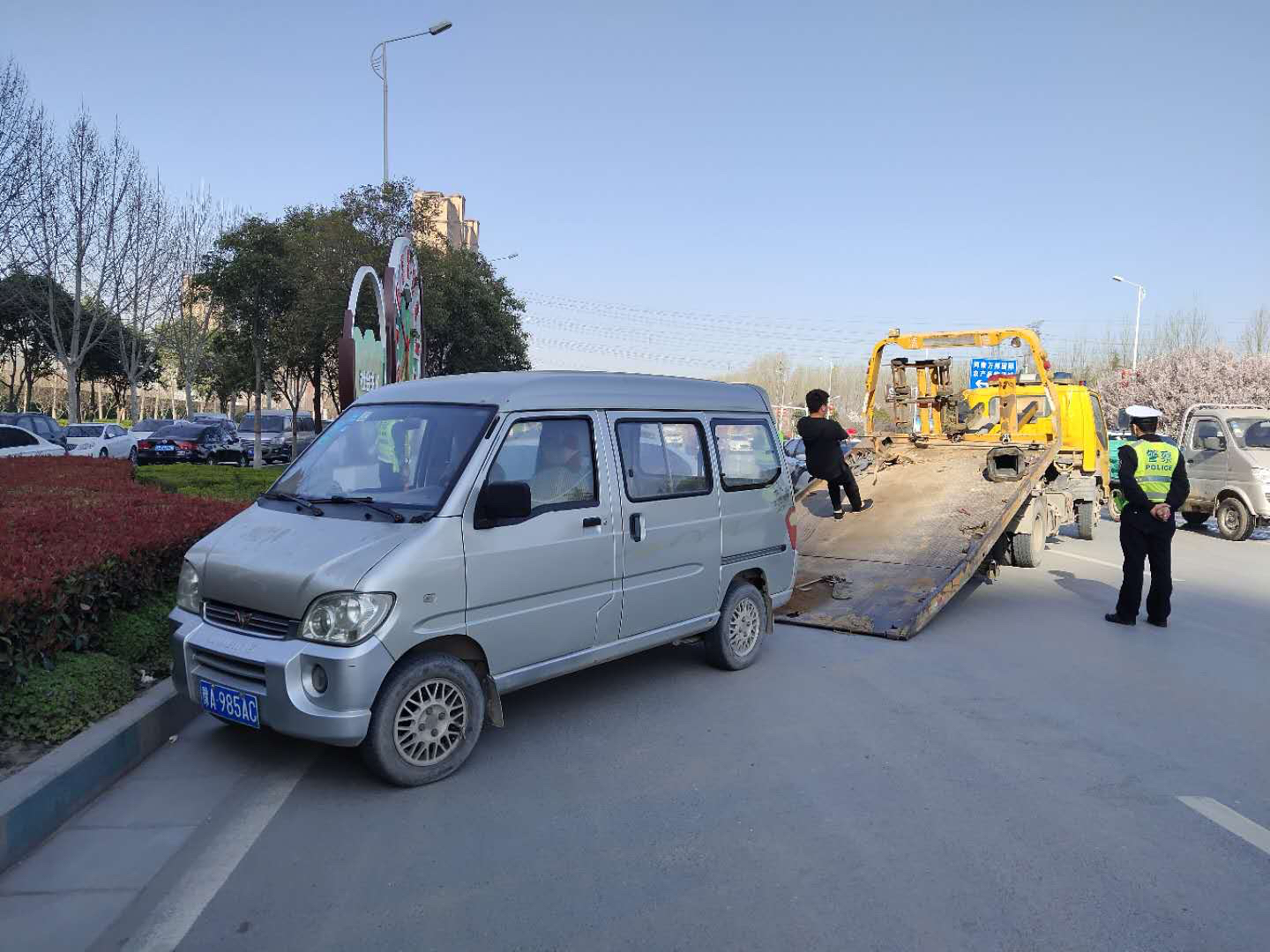 「中牟」中牟交警对城区交通整治下“猛药” 13辆严重违停车被拖移