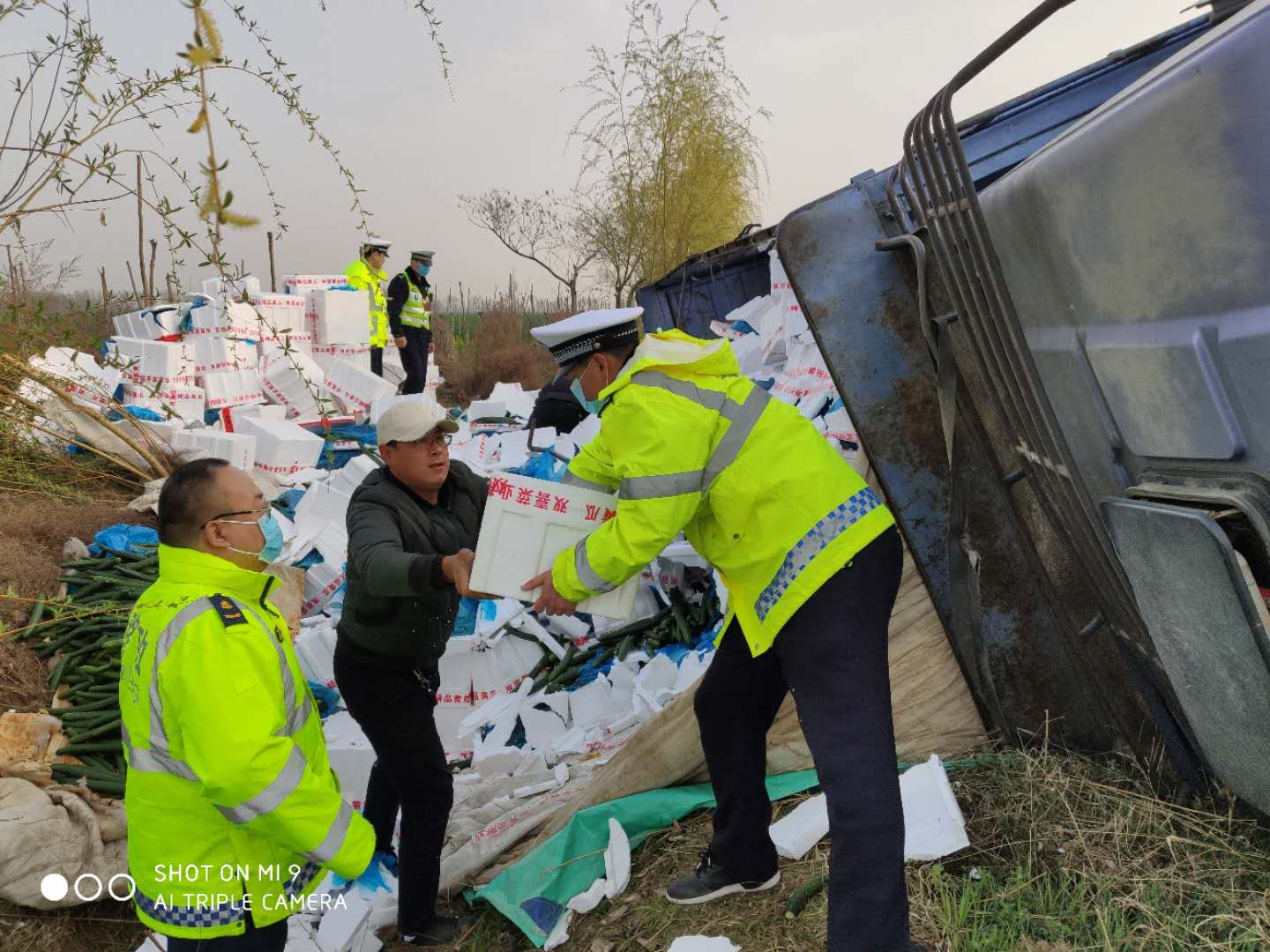 『法制』高速路上车翻黄瓜撒 路警联合助力暖民心
