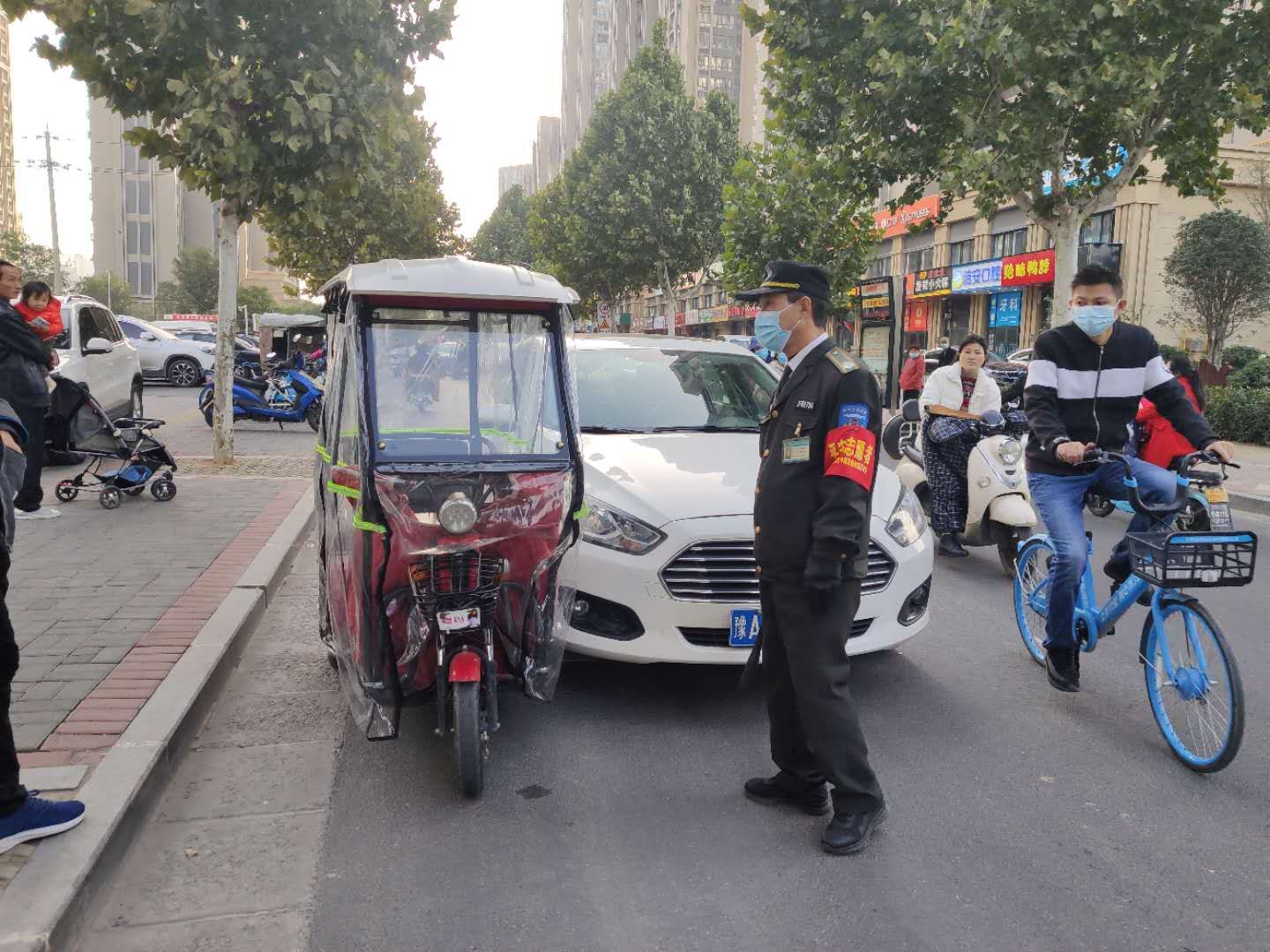 |电动车三轮车剐蹭俩事主动怒，市民一句话化解争执